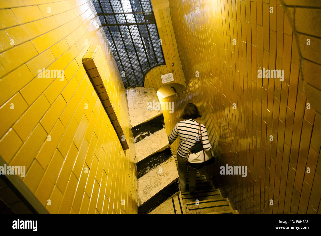 Ein Tourist hinunter von der Kuppel, in der Kuppel, Str. Peters Basilica Kirche, Vatikan, Rom Italien Europa Stockfoto