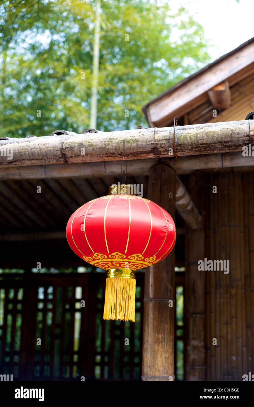 Laterne hängen Bambushaus in China Stockfoto