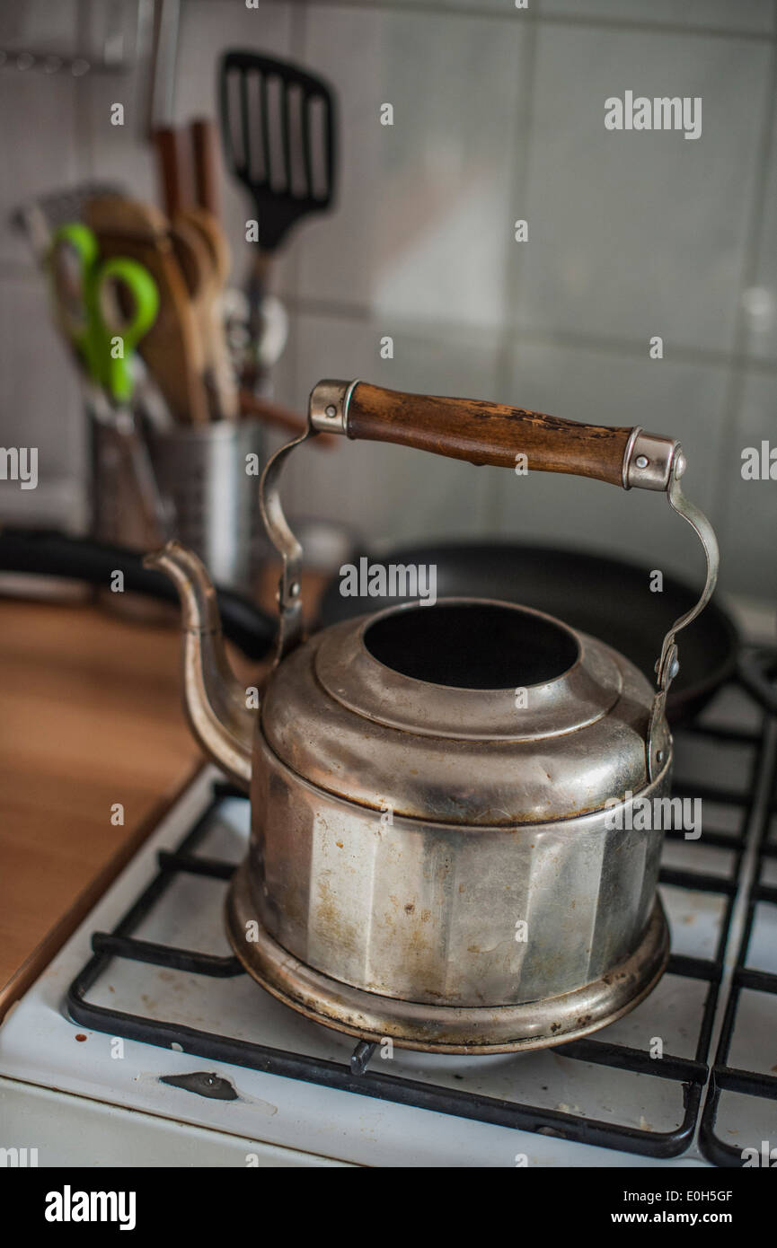 Teekessel auf einem Ofen in der Küche, häusliches Leben Stockfoto