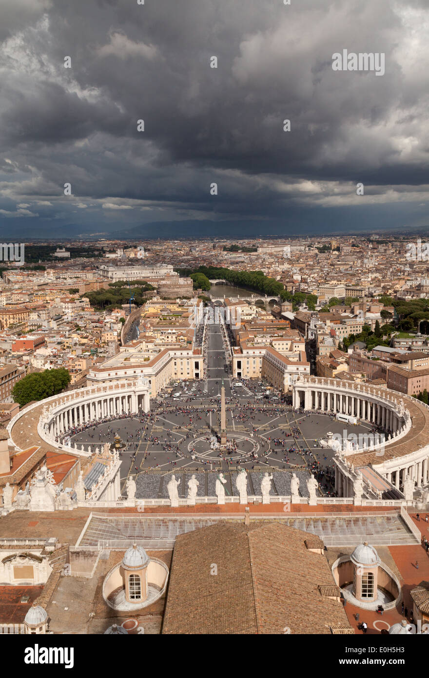 Graue Gewitterwolken über St Petersplatz, Vatican Stadt, gesehen von der Spitze des St. Peters Dom, Rom, Italien Europa Stockfoto