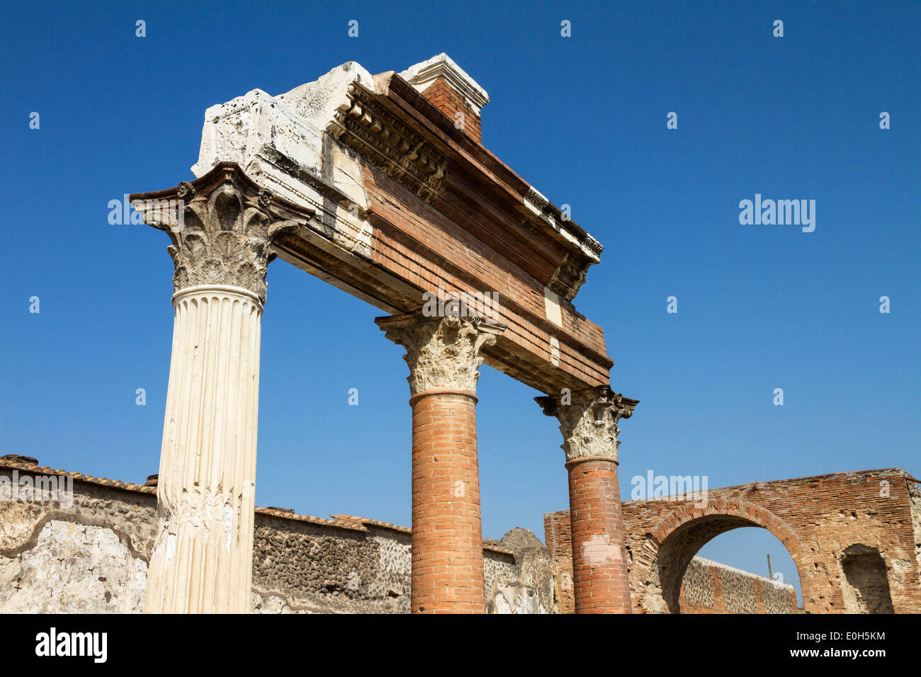 Korinthische Säulen im Tempel des Jupiter, via del Foro, historische Stadt Pompeji in den Golf von Neapel, Italien, Europa Stockfoto