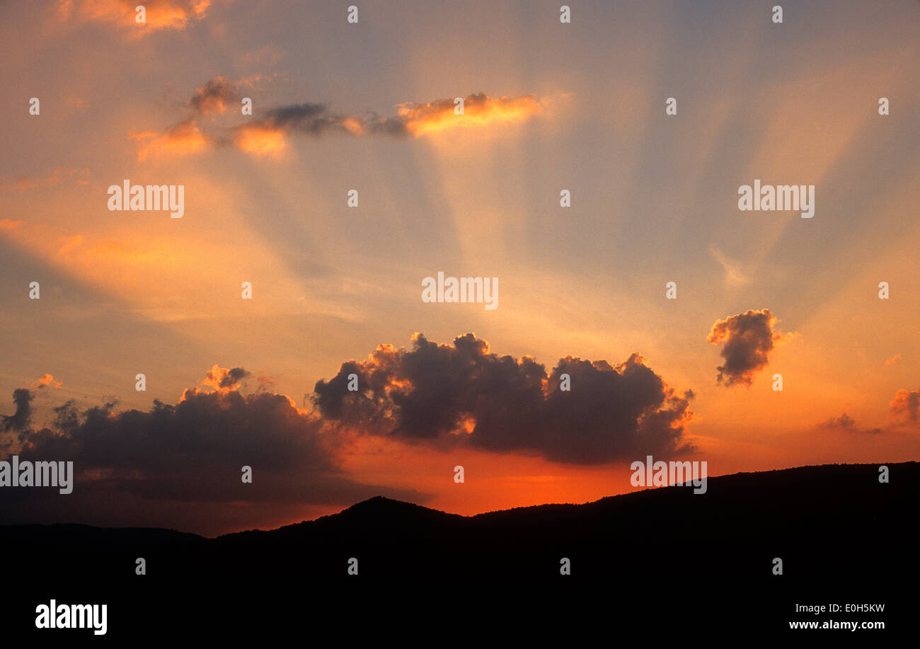 Sonnenuntergang mit Wolken, Sonnenstrahlen und Sonnenstrahlen. Stockfoto