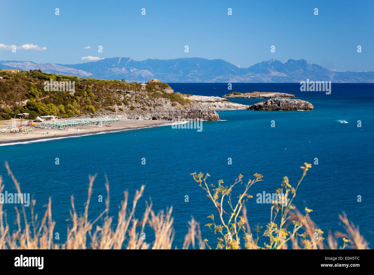 Strand in der Nähe von Marina di Camerota, Blick auf die Berge von Kalabrien, Cilento, Kampanien, Süditalien, Europa Stockfoto