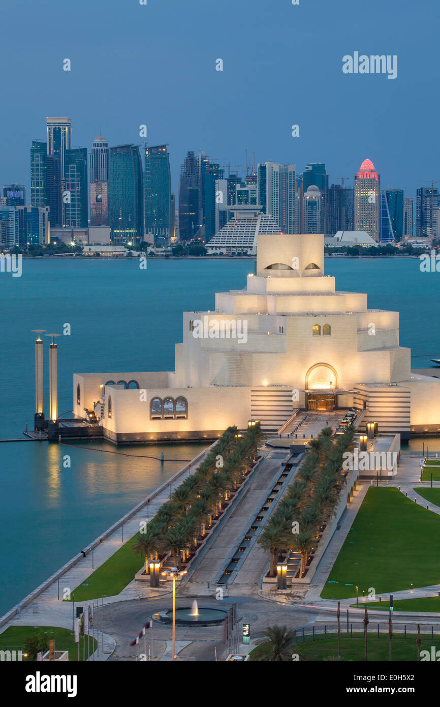 Doha, Katar, Museum für islamische Kunst, Dhau-Hafen und der modernen Wolkenkratzer-Skyline, erhöht, Ansicht Stockfoto