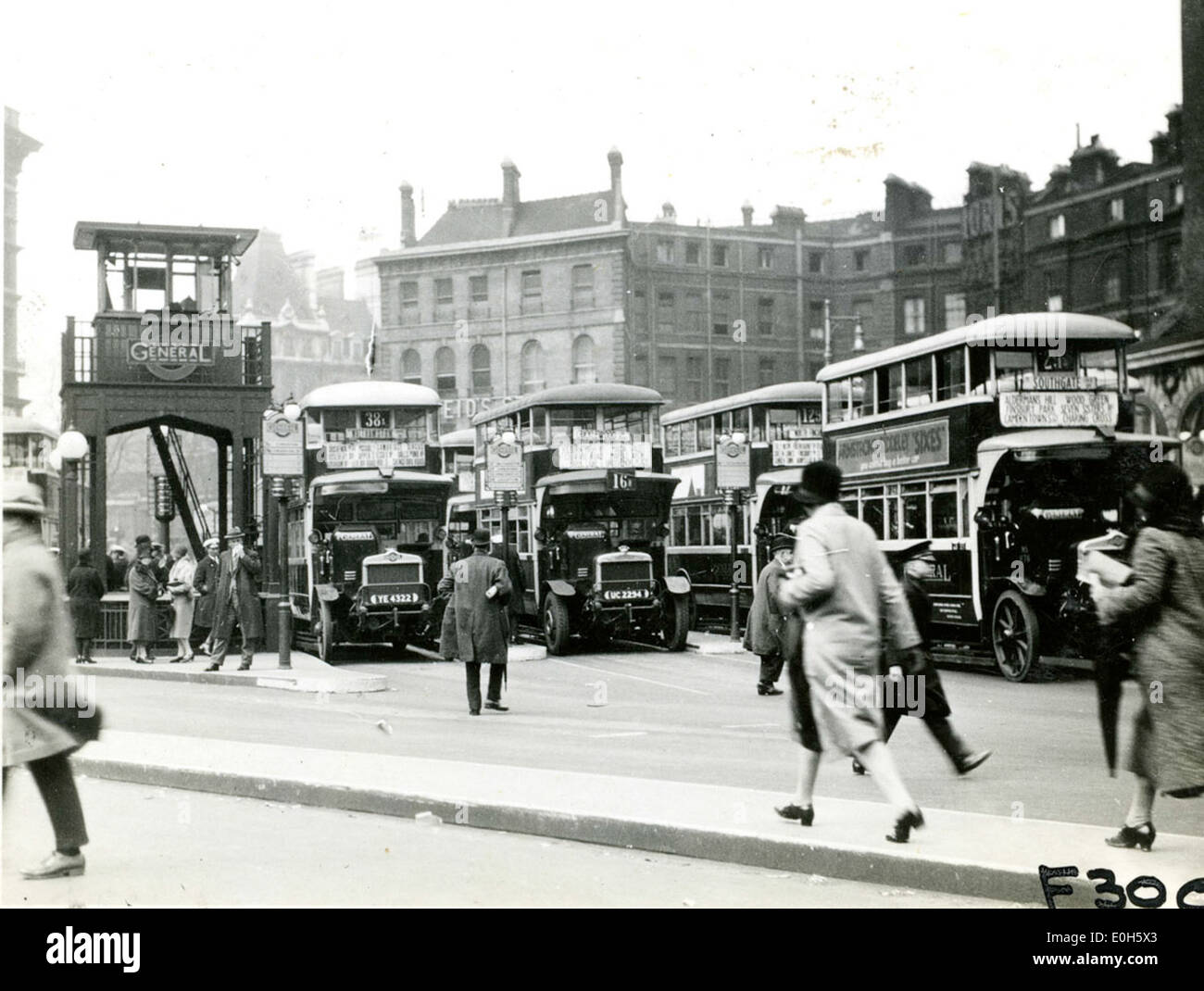Dieses Foto zeigt den Busbahnhof Victoria in London im Jahr 1927 und bietet einen Einblick in die Infrastruktur des öffentlichen Nahverkehrs des frühen 20. Jahrhunderts und das tägliche Leben in der Stadt. Stockfoto