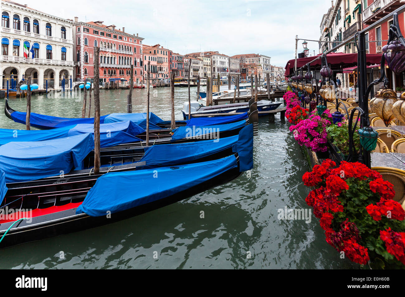 Gondeln und Restaurant am Canal Grande, Venedig, Venetien, Italien, Europa Stockfoto