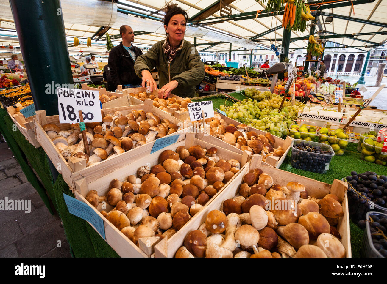 Marktstand am Canal Grande, Venedig, Venetien, Italien, Europa Stockfoto