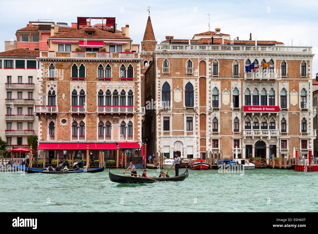 Gondeln und Hotel am Canal Grande, Venedig, Venetien, Italien, Europa Stockfoto