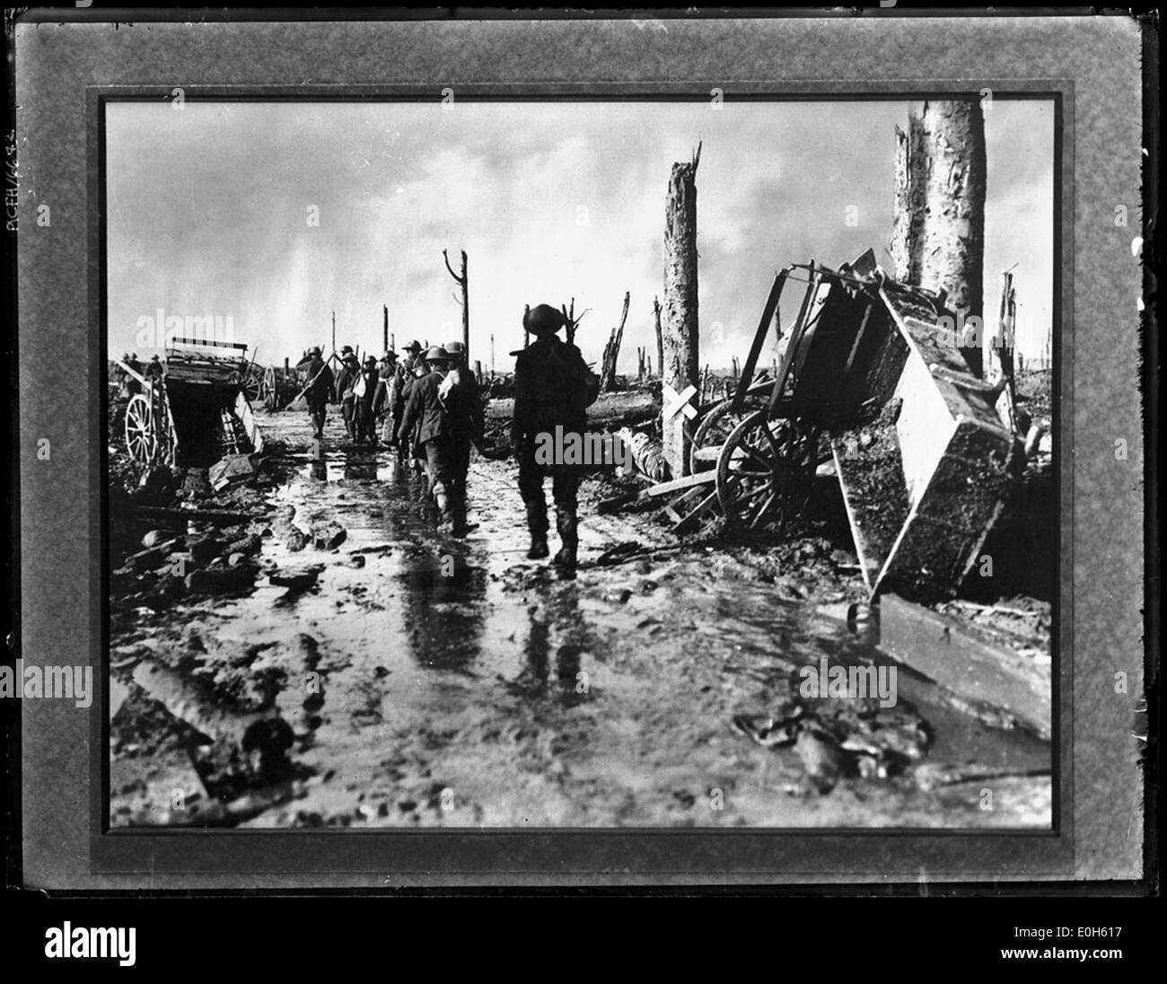 [Truppen verschieben über eine Planke-Straße, in der Nähe von Idioten Ecke während der dritten Flandernschlacht 1917] Stockfoto