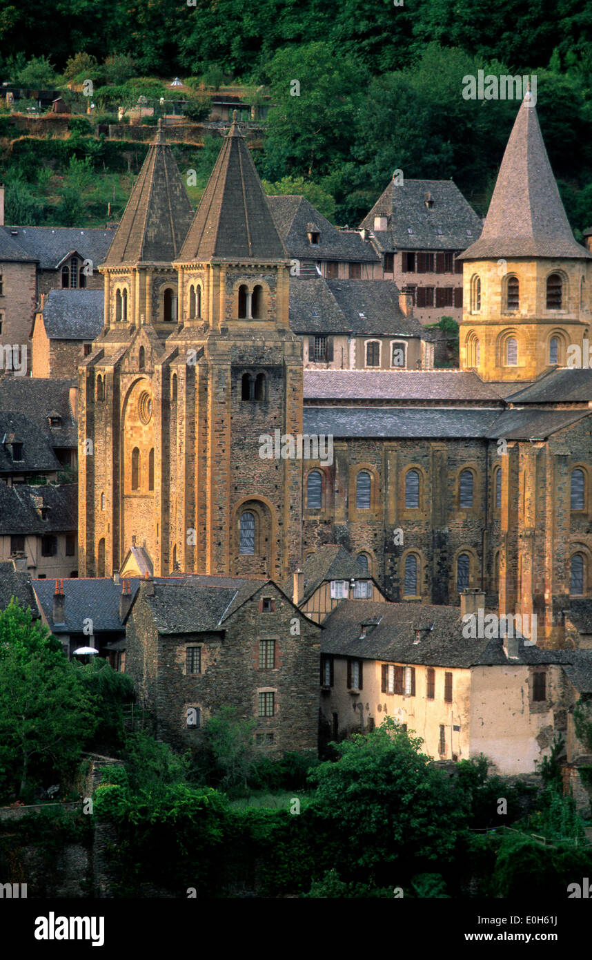 DieAbbatiale Sainte Foy / St. Foy Abteikirche auf dem Jakobsweg in Conques, Aveyron, Midi-Pyrenäen, Frankreich Stockfoto