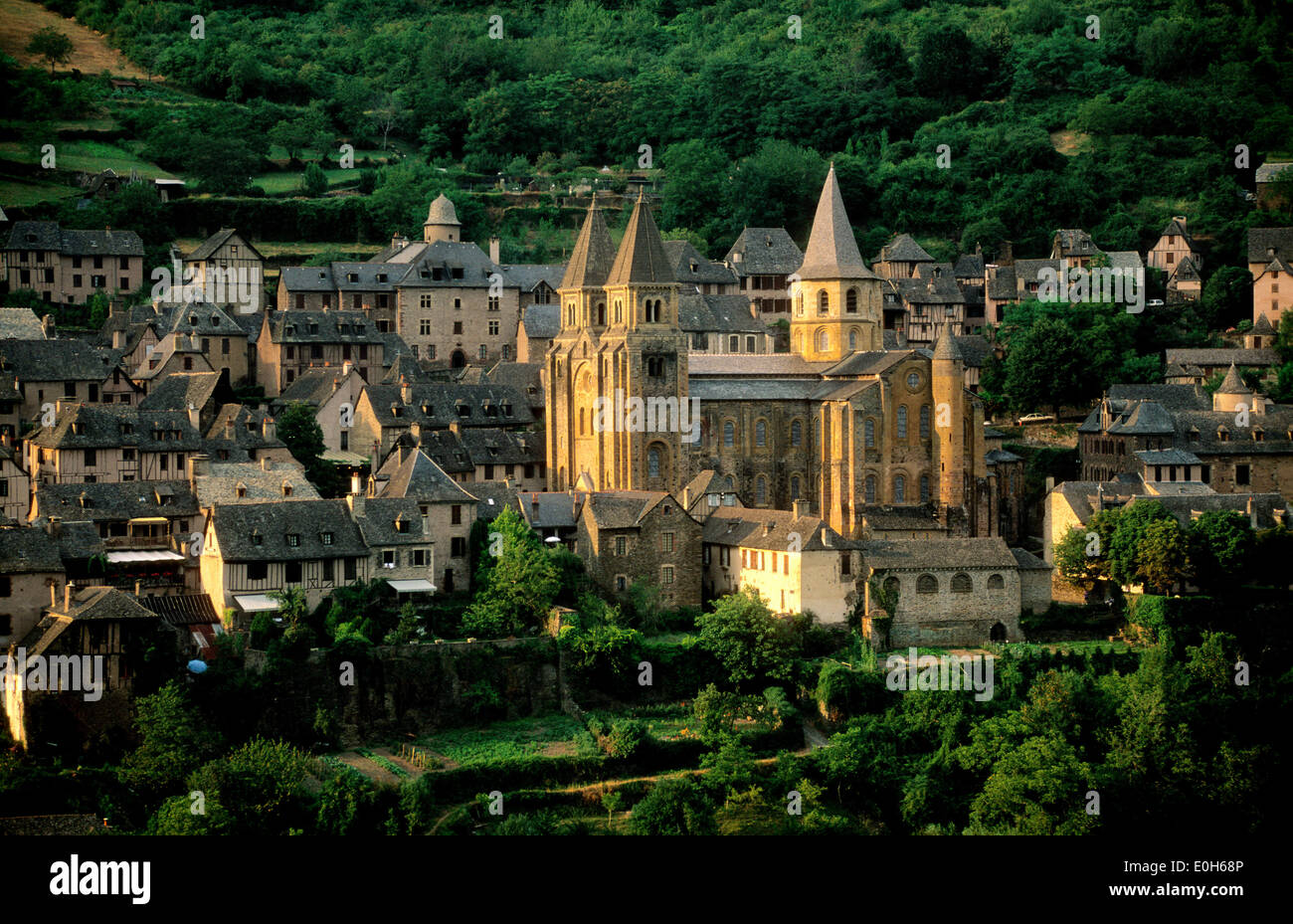 DieAbbatiale Sainte Foy Abteikirche auf dem Jakobsweg in Conques Dorf, Aveyron, Midi-Pyrenäen, Frankreich Stockfoto