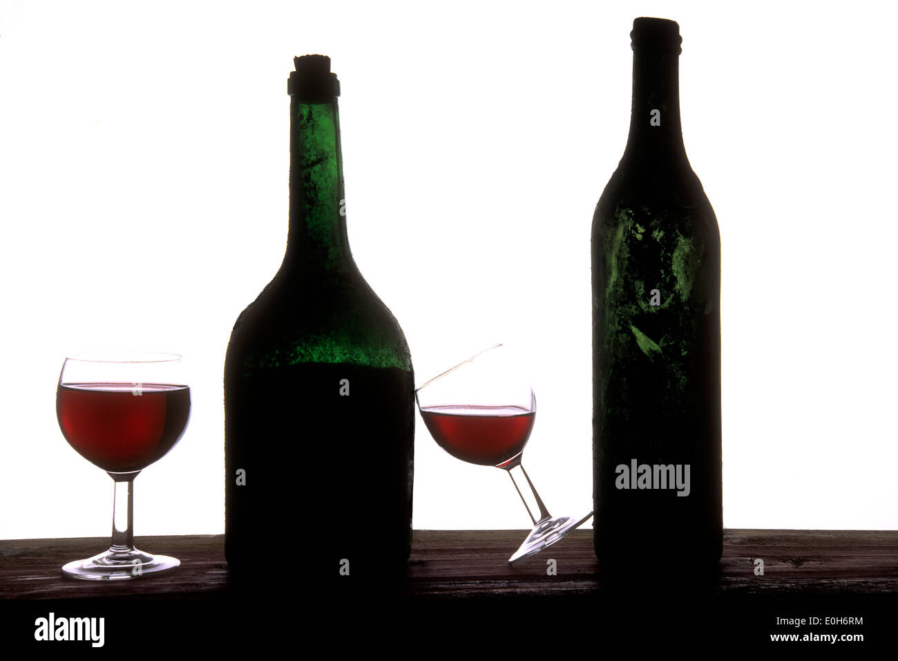 Rotwein Flaschen und Gläser Stockfoto