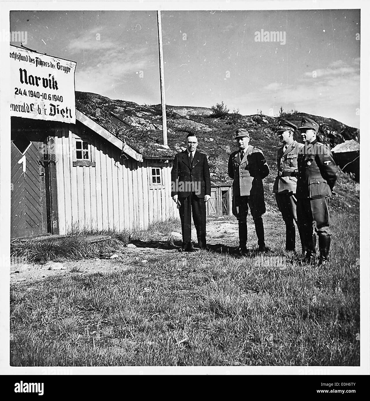 Das Bild „am Gefechtsstand“ aus Narvik während des Zweiten Weltkriegs zeigt militärische Aktivitäten in der Region während des Konflikts. Er spiegelt die strategische Bedeutung Narviks während des Zweiten Weltkriegs wider. Stockfoto