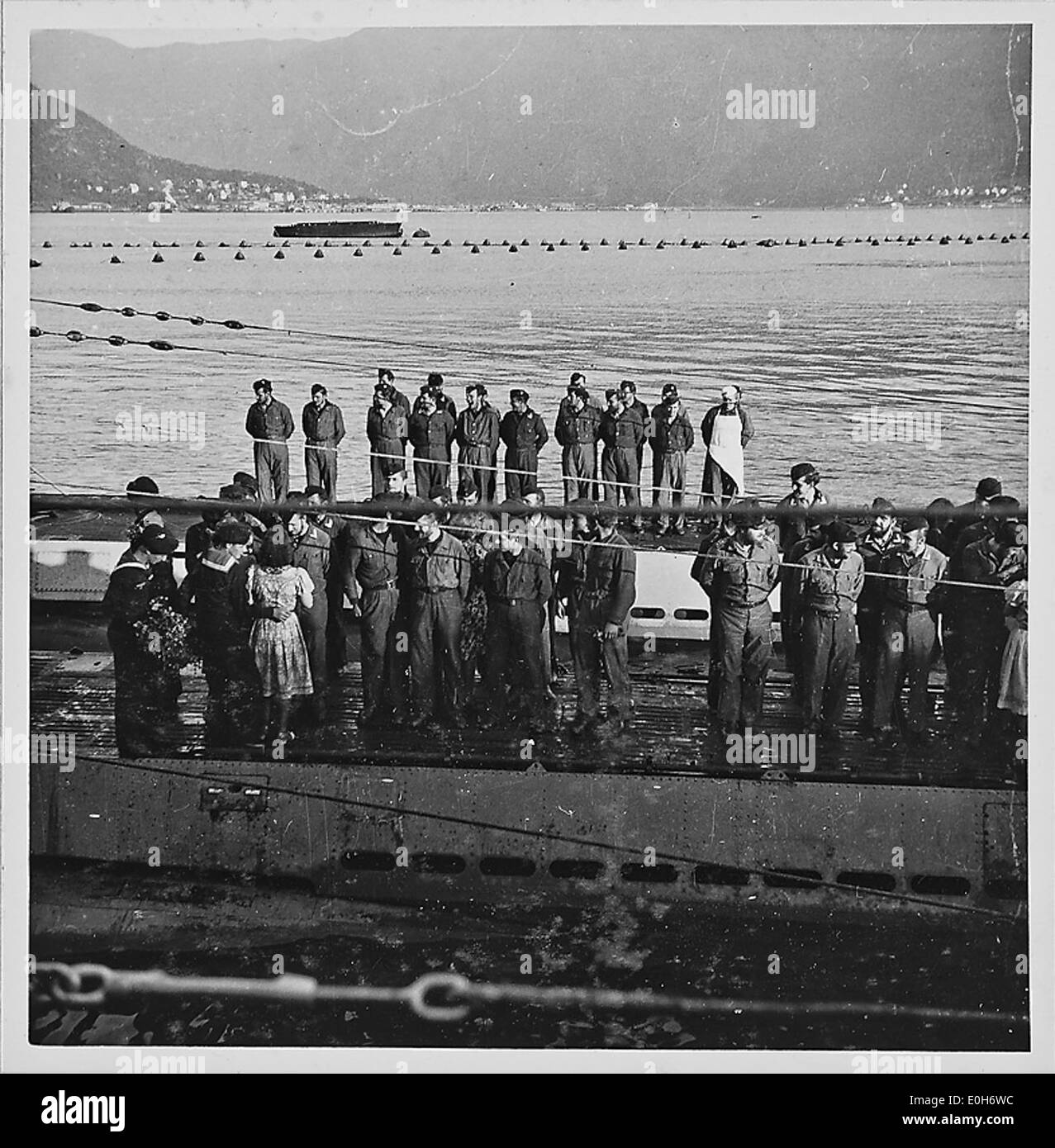 Ein Foto aus der Zeit des Zweiten Weltkriegs mit einer Botschaft der Heimatwünsche, das deutsche U-Boote zeigt, die während der Besetzung Norwegens an Andocken. Stockfoto