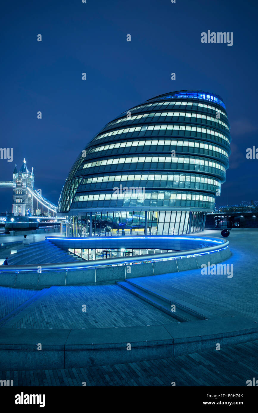 Rathaus von Sir Norman Foster und Tower Bridge bei Nacht, City of London, England, Vereinigtes Königreich, Europa Stockfoto