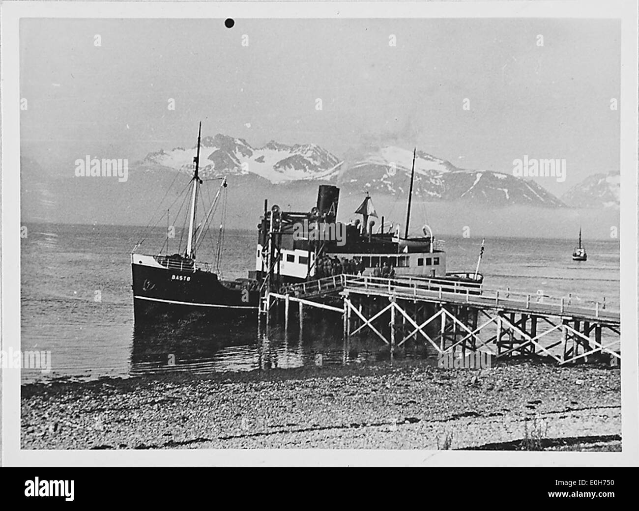 Ein Foto des Skip Bast während des Zweiten Weltkriegs in der Nähe von Lyngenfjord, Norwegen. Dieses Bild zeigt die militärischen Aktivitäten in der Region während der deutschen Besetzung Norwegens. Stockfoto