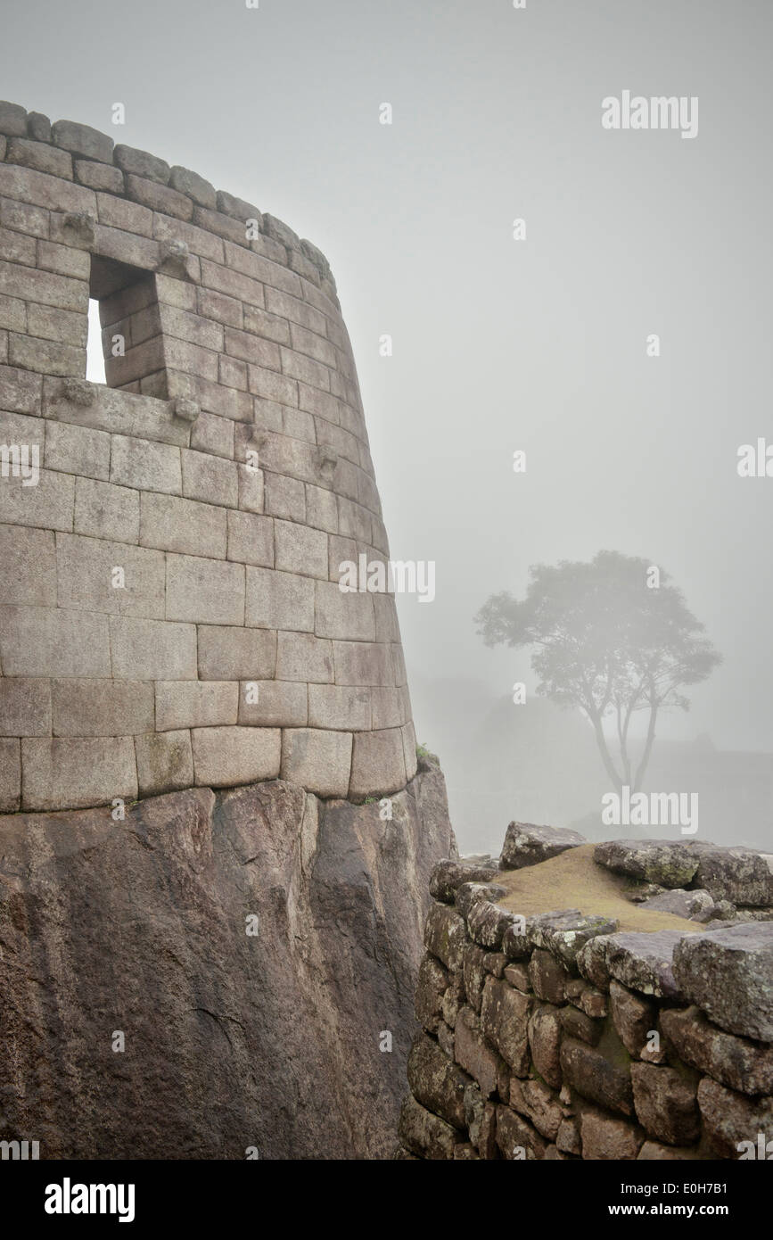Ruinen von einem Inka-Tempel, umgeben von Nebel, Machu Picchu, Cusco, Cuzco, Peru, Anden, Südamerika Stockfoto