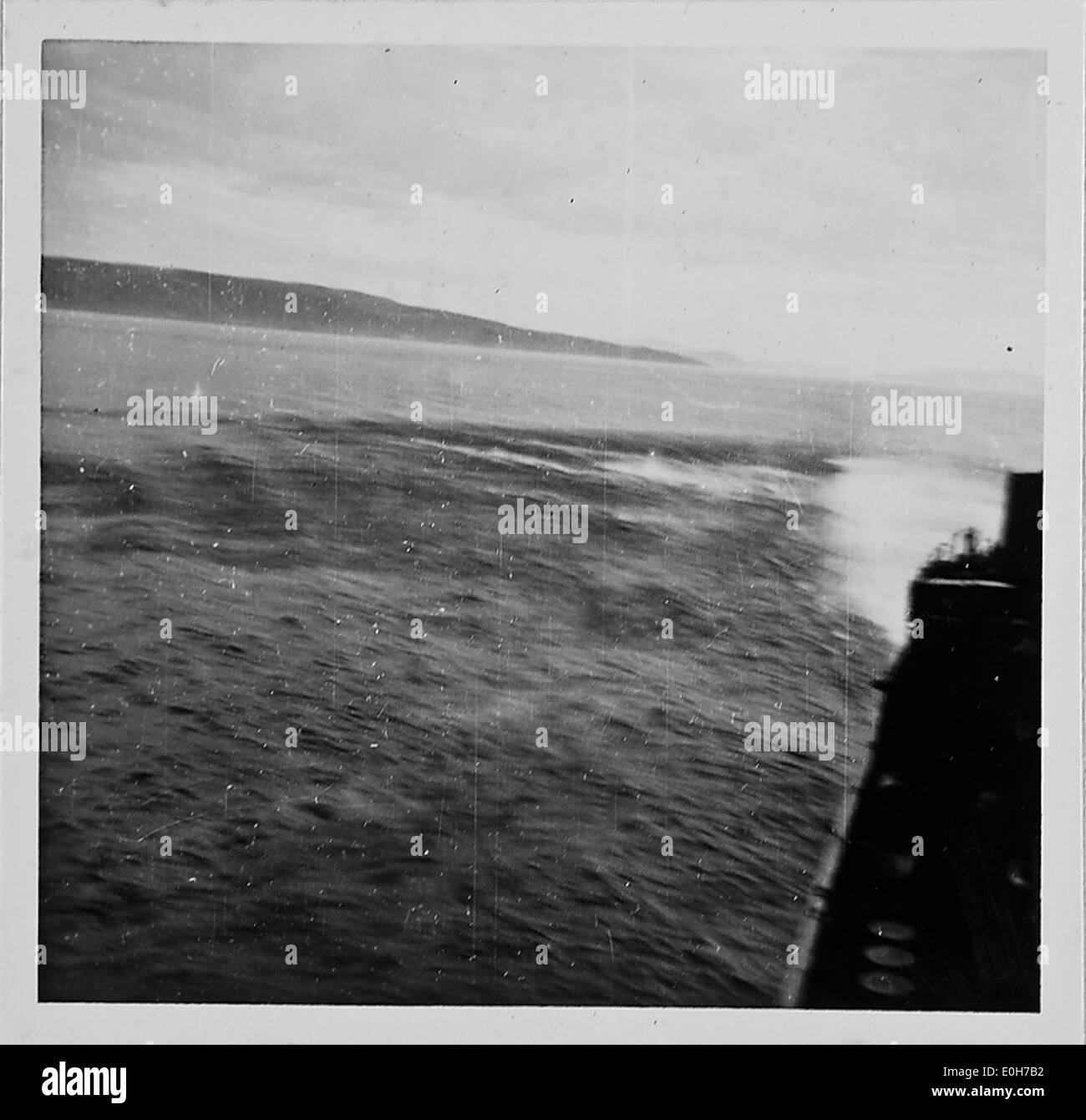 Ein Foto aus dem Zweiten Weltkrieg, das die Freisetzung und Explosion einer Wasserbombe zeigt und die zerstörerische Kraft dieser Kriegstechnologie einfängt. Das Bild ist eine visuelle Darstellung militärischer Taktiken während des Krieges in Norwegen und Finnland. Stockfoto