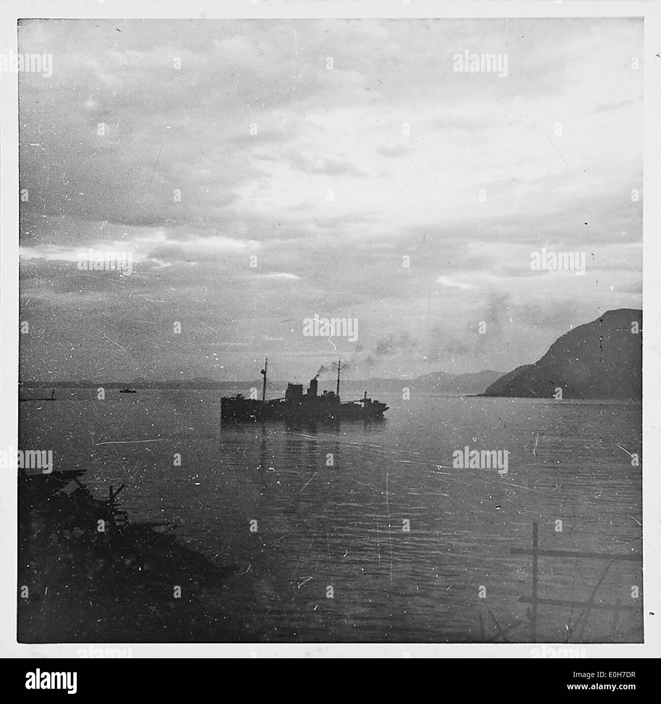 Ein Foto aus dem Zweiten Weltkrieg, das die deutsche Militärpräsenz und -Aktivitäten in Norwegen während des Konflikts zeigt. Das Bild spiegelt die Auswirkungen der deutschen Besatzung auf das norwegische Leben und Territorium wider. Stockfoto