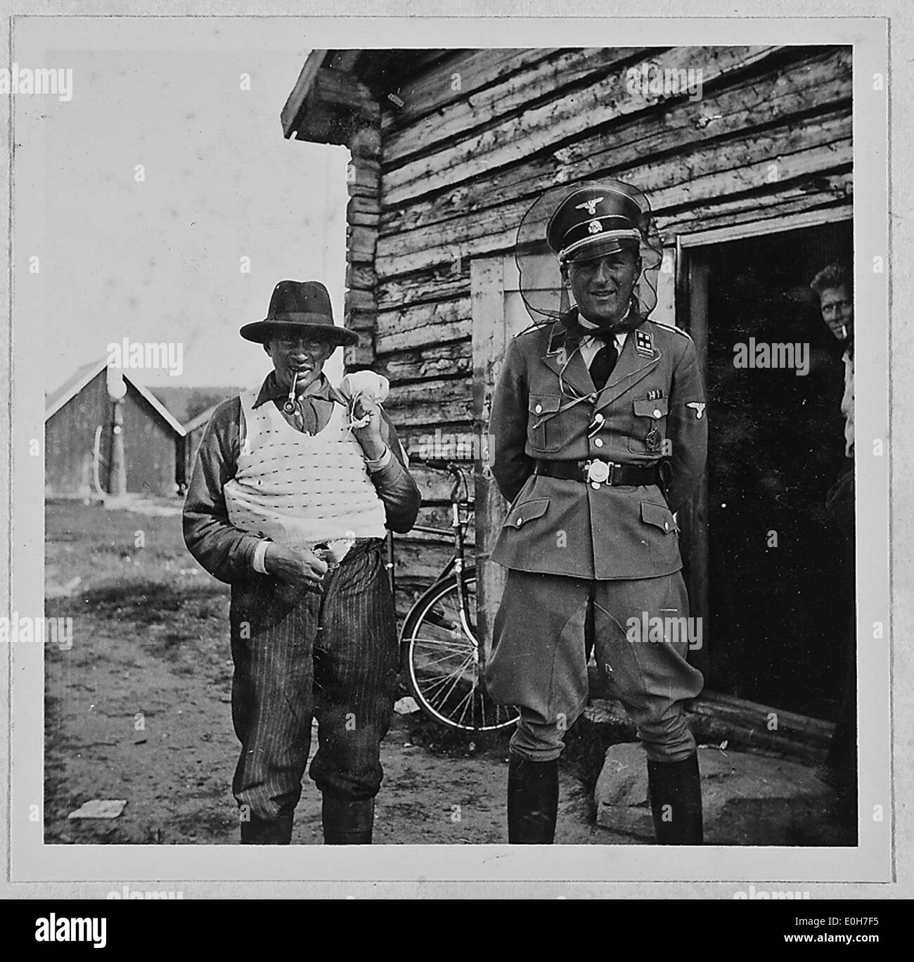 Ein Bild einer Norwegerin und eines hochrangigen Regierungsbeamten aus dem Zweiten Weltkrieg, das wahrscheinlich die kulturelle und politische Dynamik während der Nazi-Besetzung Norwegens veranschaulicht. Stockfoto