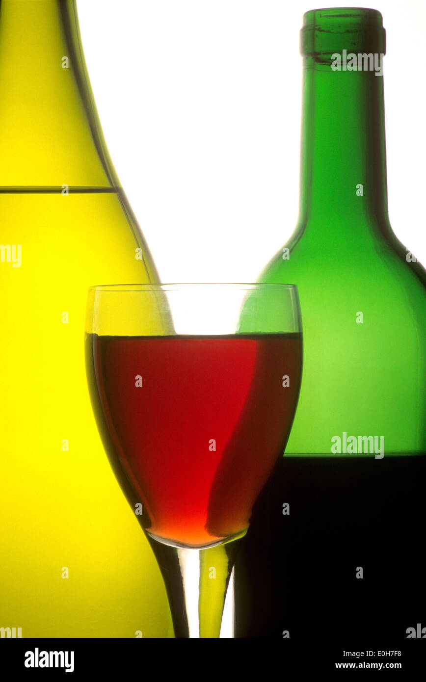 Weinflaschen und einem Glas Wein, Rot, Weiß und Rosé Stockfoto