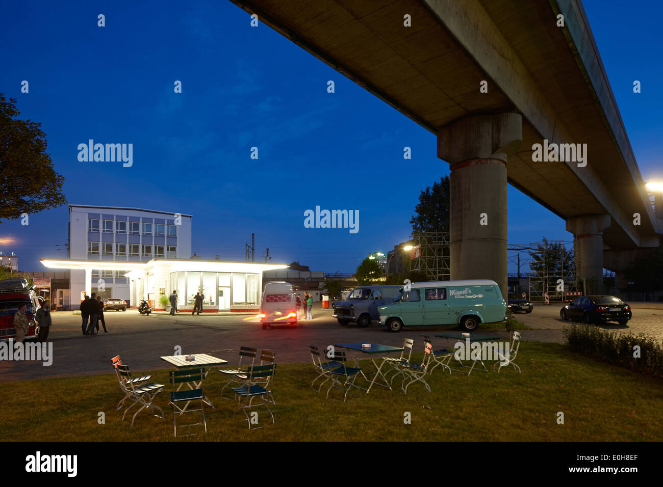 Oldtimer-Tankstelle Brandshof, aufgeführten Gebäude aus dem Jahr 1953, high-Speed-Zug fährt über Billhorner Roehrendamm 4, Hammerbroo Eis Stockfoto