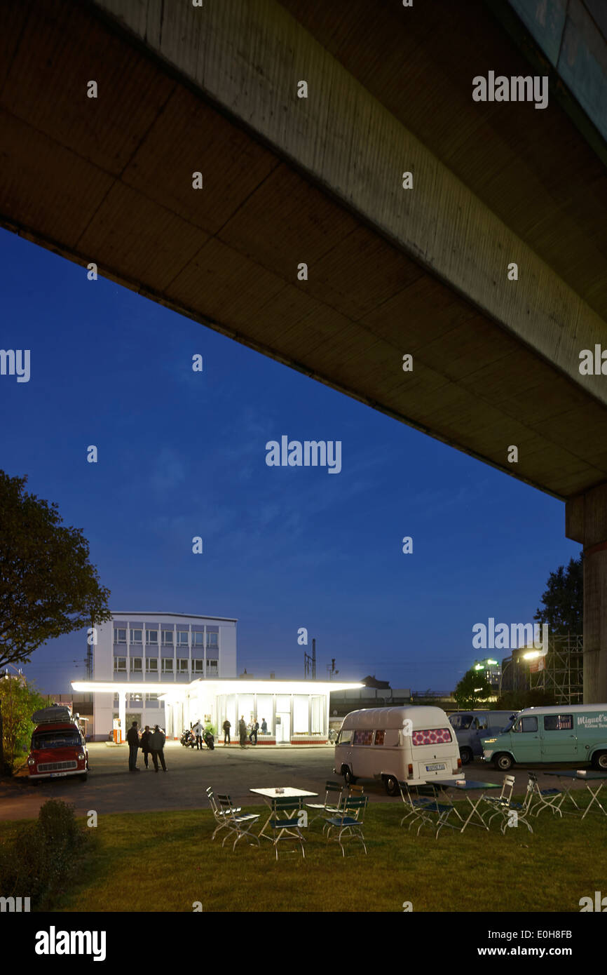 Oldtimer-Tankstelle Brandshof, aufgeführten Gebäude aus dem Jahr 1953, high-Speed-Zug fährt über Billhorner Roehrendamm 4, Hammerbroo Eis Stockfoto
