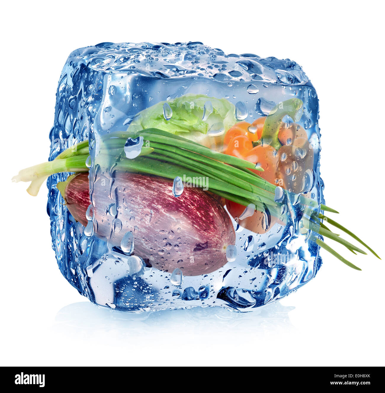 Tiefkühlgemüse in Eiswürfel mit Tropfen isoliert auf weiss Stockfoto