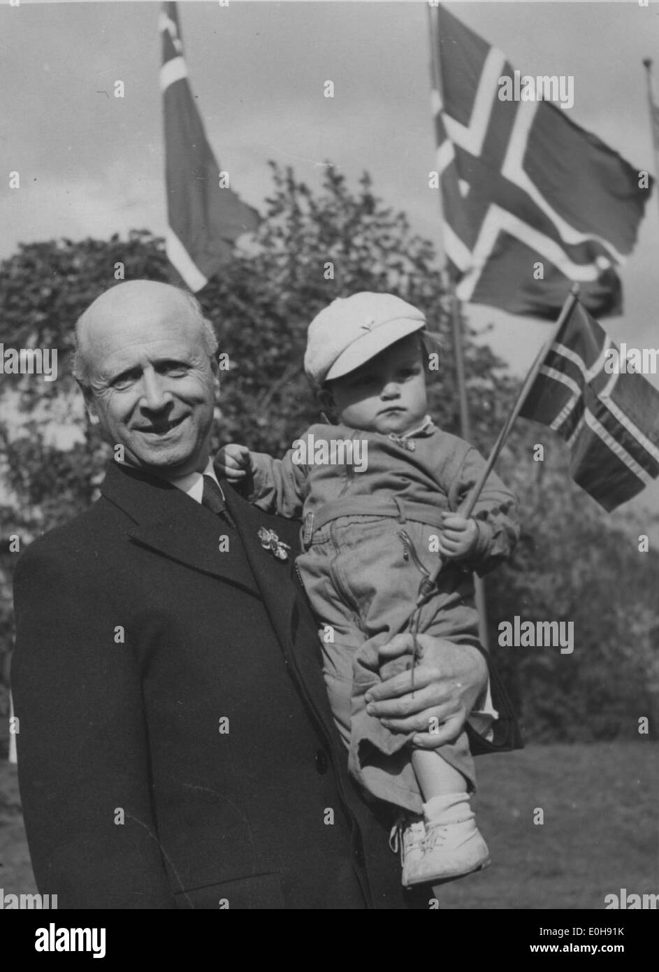 Ein Foto der Feierlichkeiten vom 17. Mai in Norwegen, die sowohl an den Tag der Verfassung Norwegens als auch an den Tag der Befreiung erinnern. Das Bild fängt den nationalen Stolz und die Erinnerung an Norwegens Freiheit von der Besatzung während des Zweiten Weltkriegs ein Stockfoto