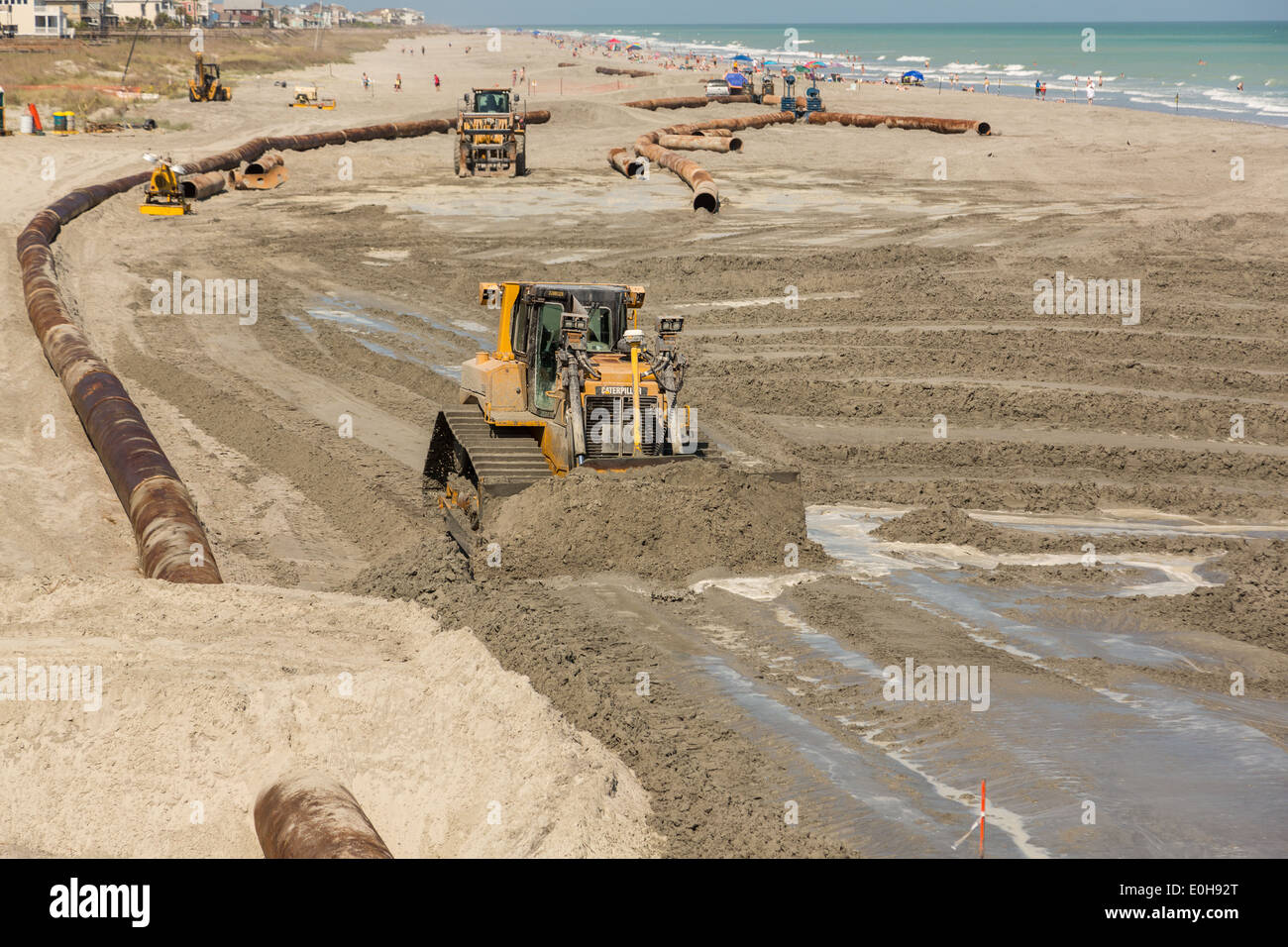 Das Army Corps of Engineers verwenden schweren Maschinen zum Strand bei einem großen Strand Nachschub Projekt 12. Mai 2014 in Folly Beach, SC wiederherstellen Stockfoto