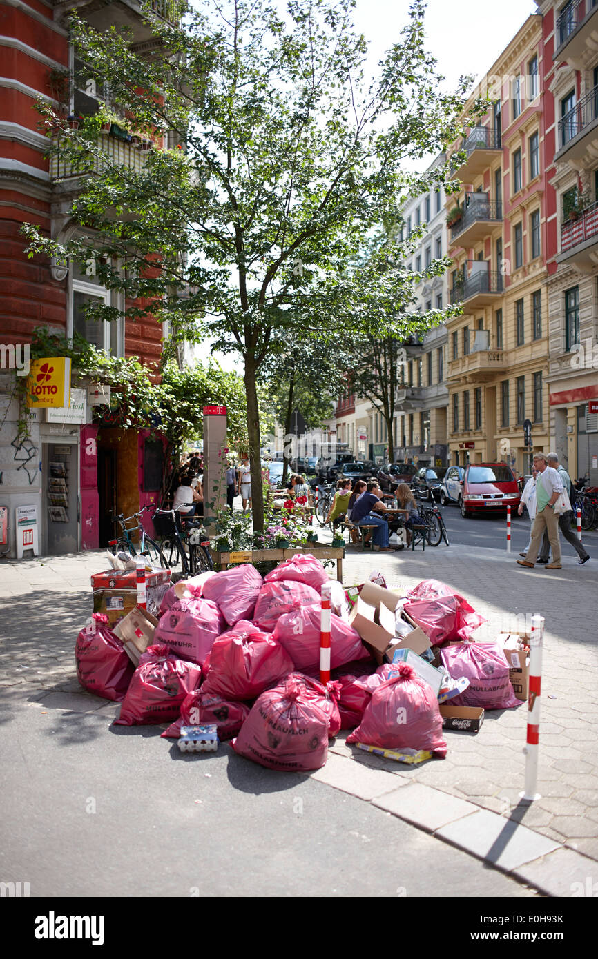 Typische rote Hamburger Müllsäcke, Abfallsäcke, Ecke Glasshuettenstrasse /  Marktstrasse, Karolinen-Viertel, Hamburg Stockfotografie - Alamy