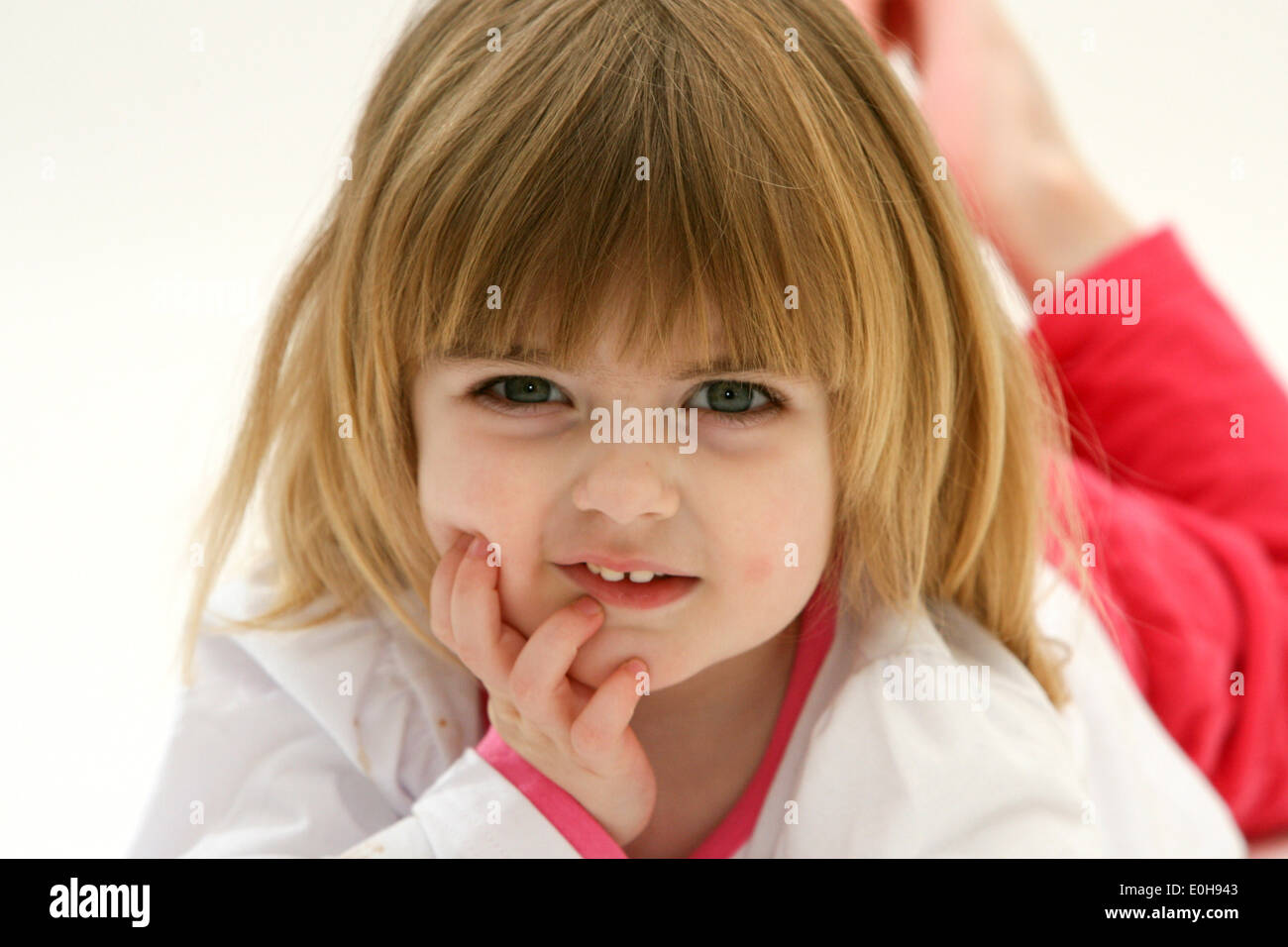 VIER JAHRE ALTEN MÄDCHEN ZIEHEN GESICHTER Stockfoto