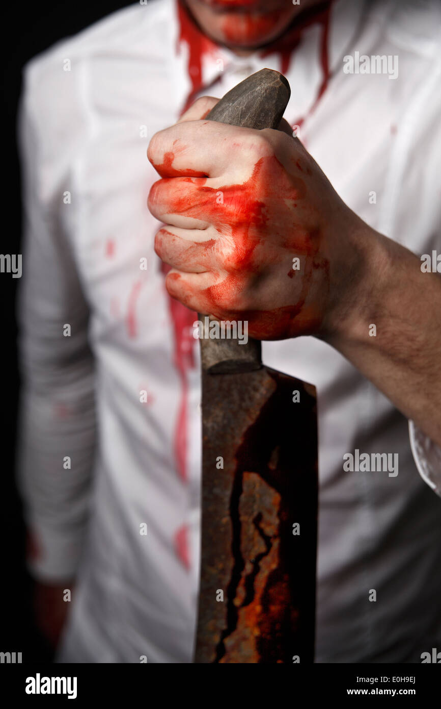 Psychopathen mit blutigen Messer in einem weißen Hemd Stockfoto