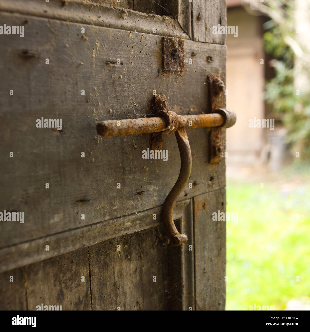 Alte Schleuse auf einer Holztür Stockfoto