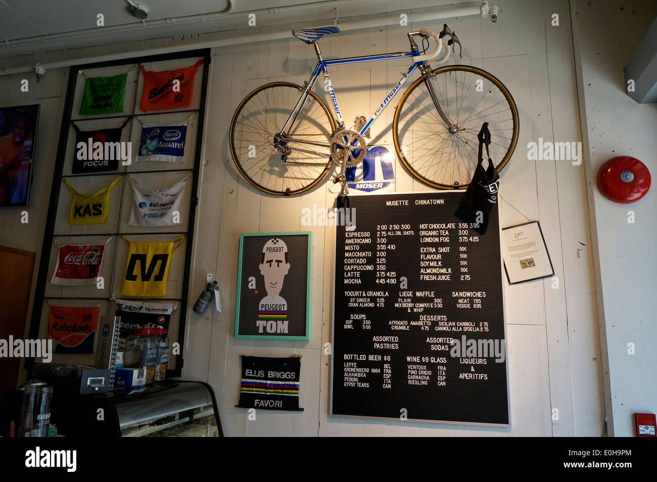 Menü auf Innenwand der Musette Caffe auf Pender Street in Chinatown Downtown Eastside, Vancouver, BC, Kanada Stockfoto