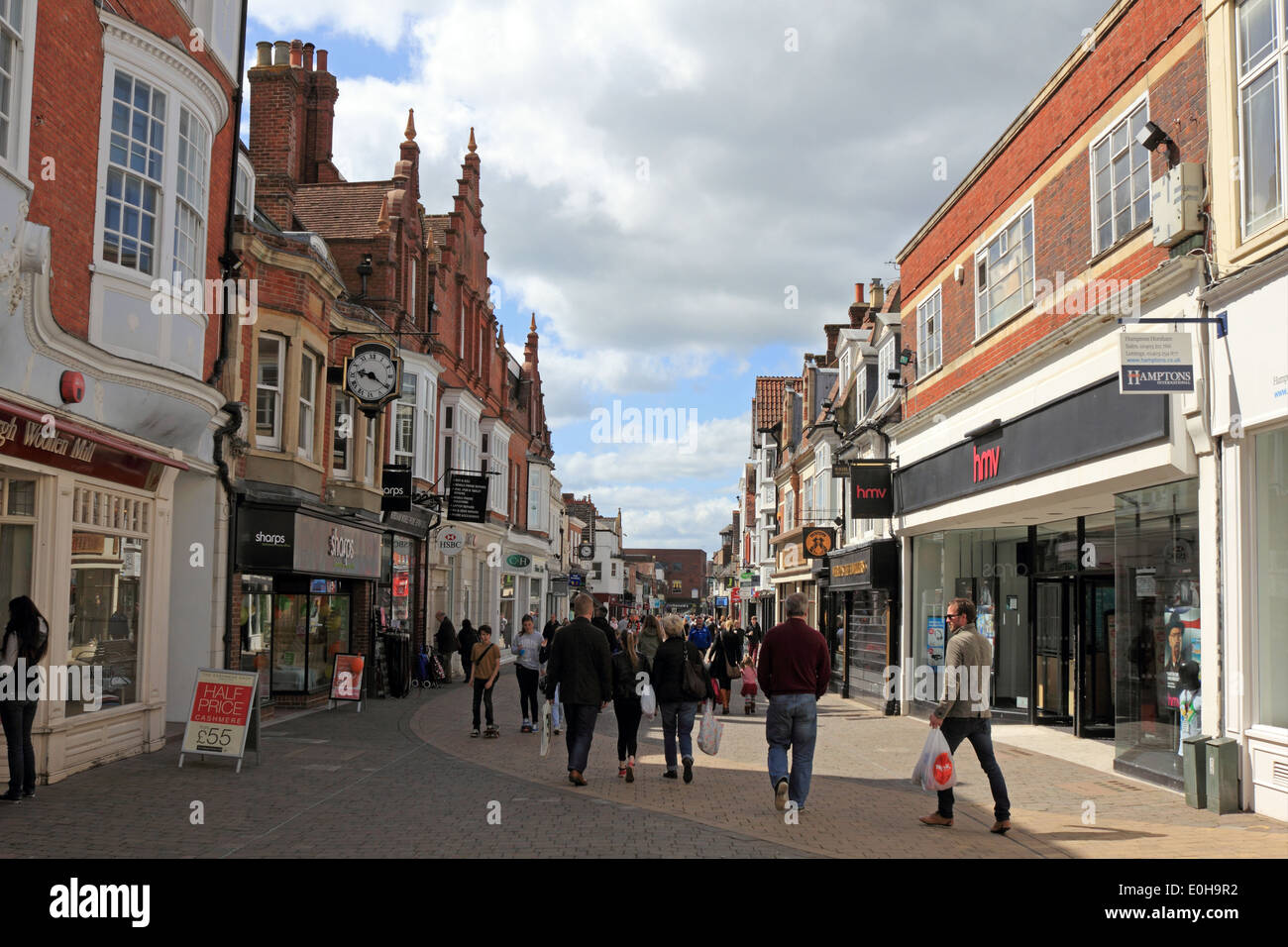 Die Fußgängerzone Einkaufsmeile der West Street, Horsham, West Sussex, England, UK. Stockfoto
