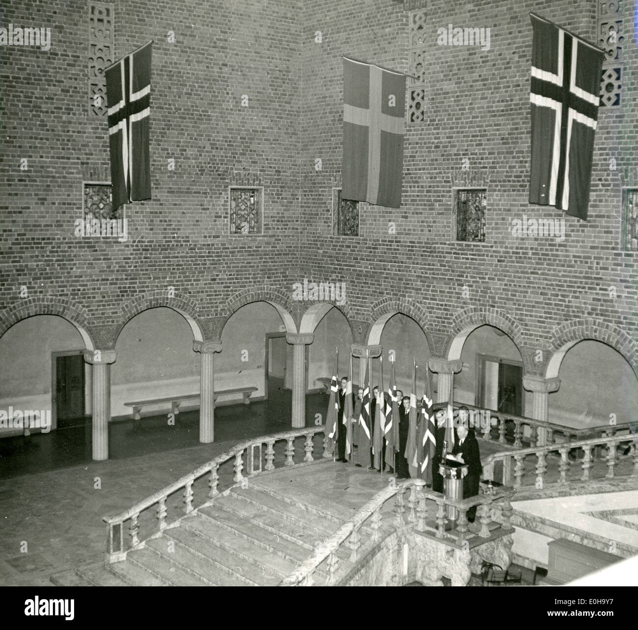 Dieses Bild zeigt Gedenkfeiern in Norwegen während und nach dem Zweiten Weltkrieg, die die Beiträge und Opfer der Beteiligten würdigen. Er hebt die Praktiken des öffentlichen Gedenkens hervor, die während des Krieges in Schweden stattgefunden haben. Stockfoto