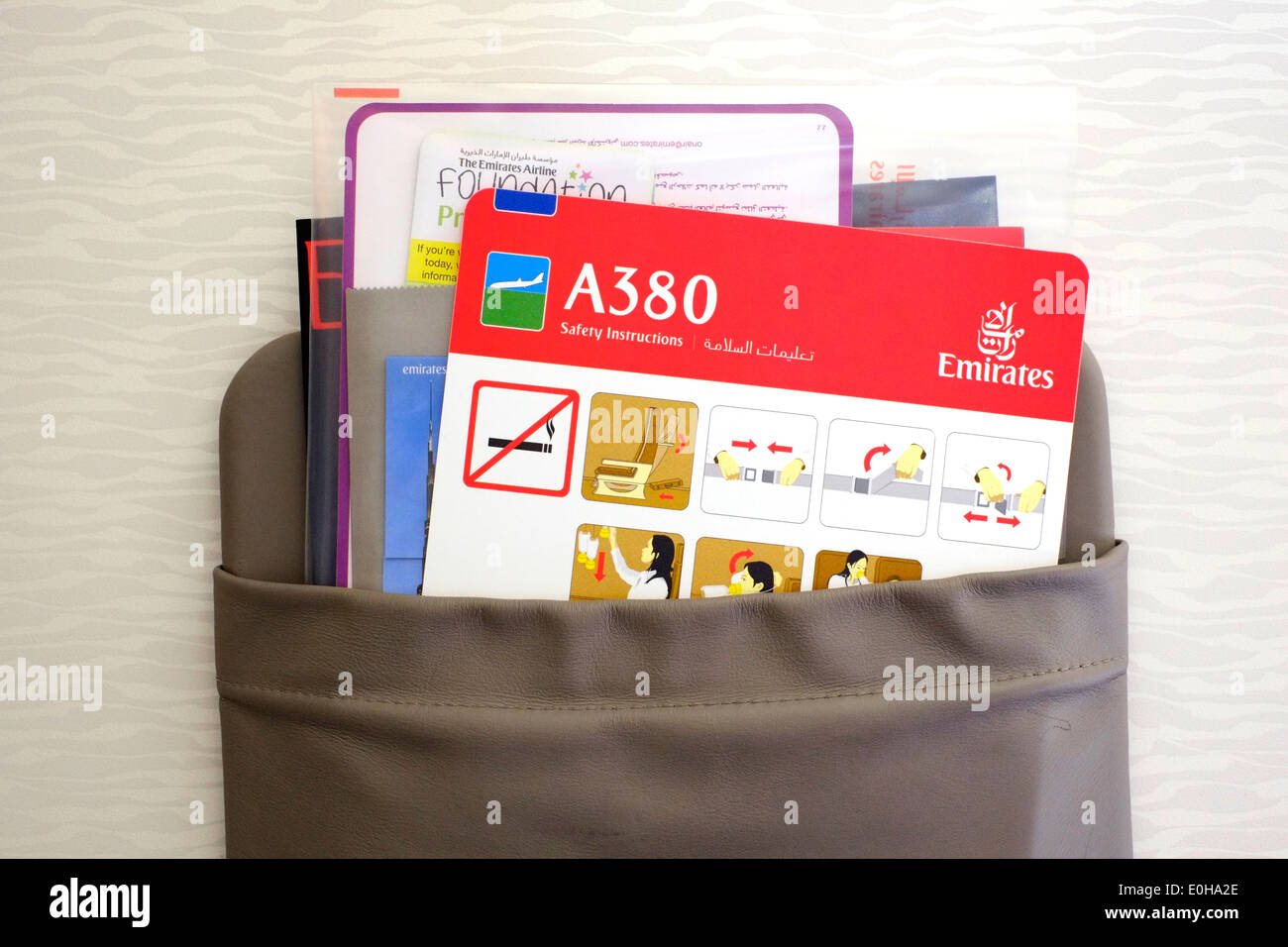 Safety-Card und Informationen in Tasche in der Economy-Kabine eines Emirates a380 Airbus Stockfoto