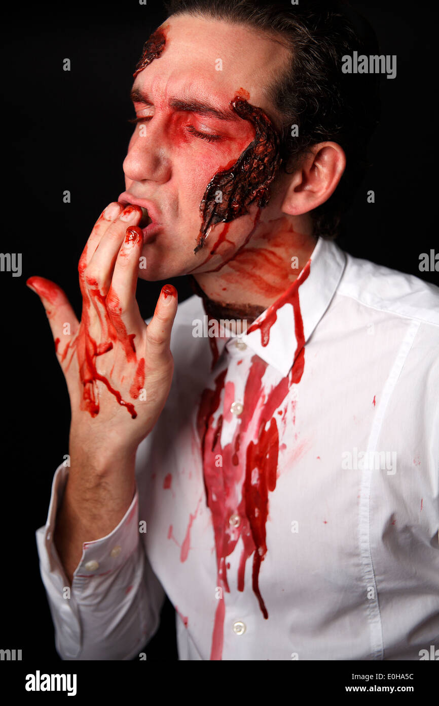 Psychopath mit blutigen Fingern in ein weißes Hemd Stockfoto