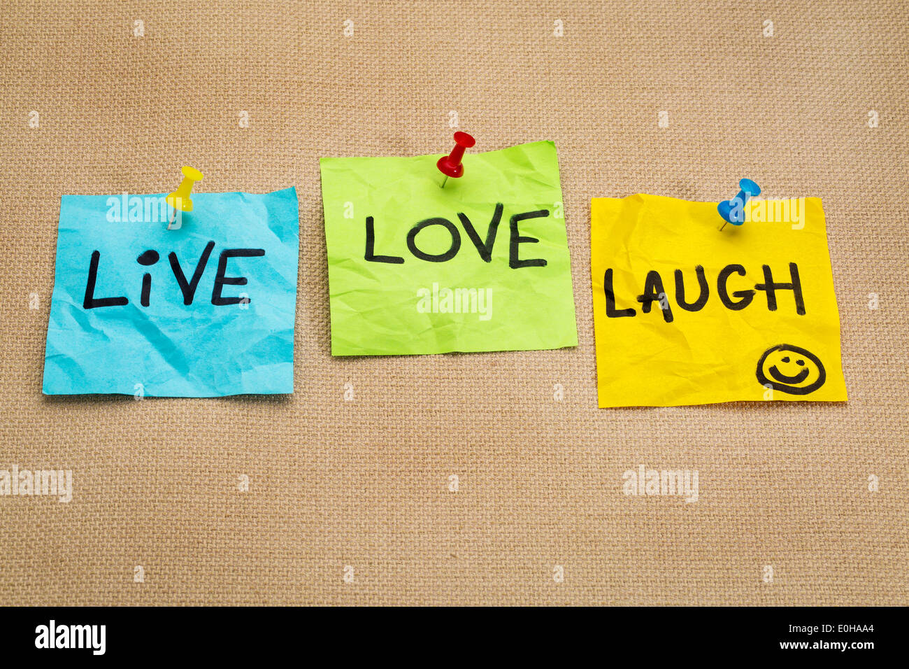 Leben Sie, lieben Sie, lachen Sie-motivierende Worte auf Haftnotiz Mahnungen Stockfoto