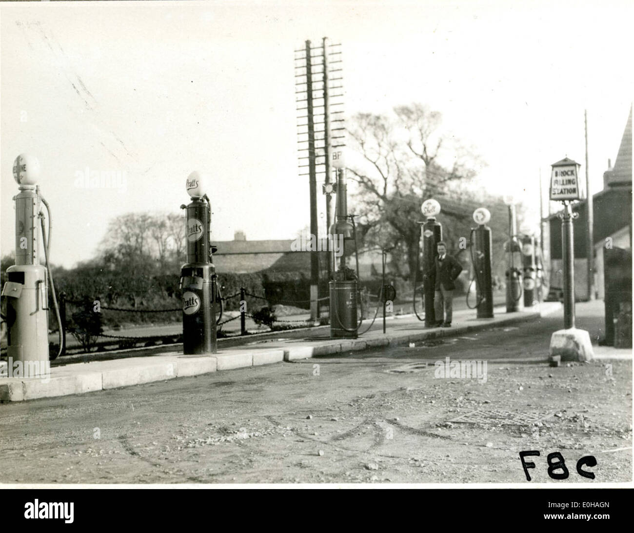 Dieses Bild zeigt Tankstellen in England und zeigt die Architektur und das Design von Tankstellen Anfang bis Mitte des 20. Jahrhunderts. Das Foto zeigt die Entwicklung der Kraftstoffindustrie in Großbritannien, mit besonderem Schwerpunkt auf Tankstellen und Betankungspraktiken der damaligen Zeit. Stockfoto