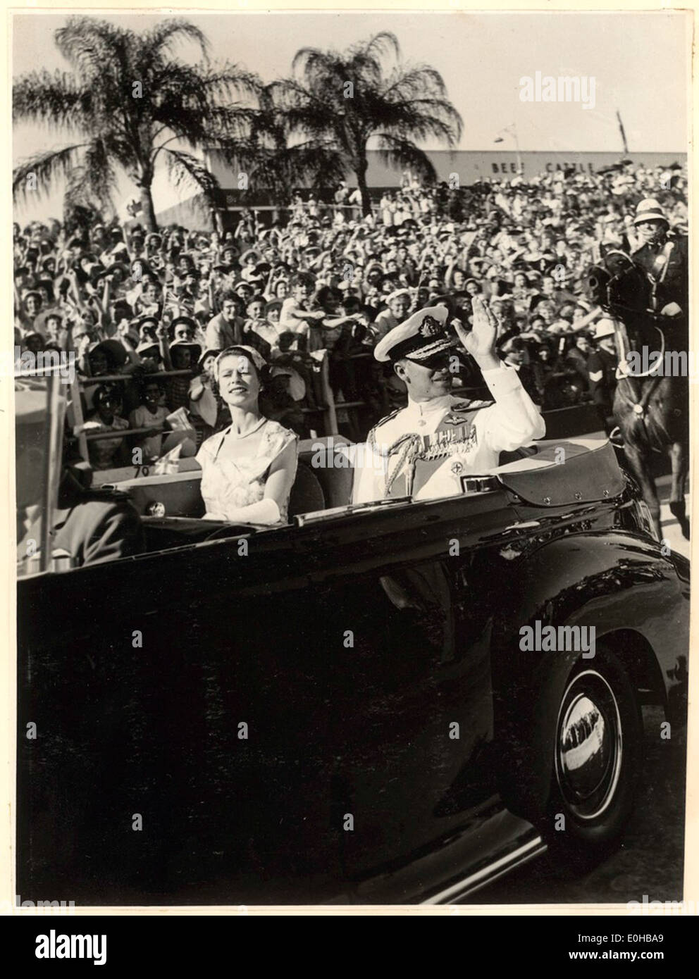 [Ihre Majestät Königin Elizabeth die zweite und seine Königliche Hoheit der Herzog von Edinburgh, in offenen Wagen sitzen, durch eine Straße mit Menschenmassen gesäumt gefahren,1954] Stockfoto