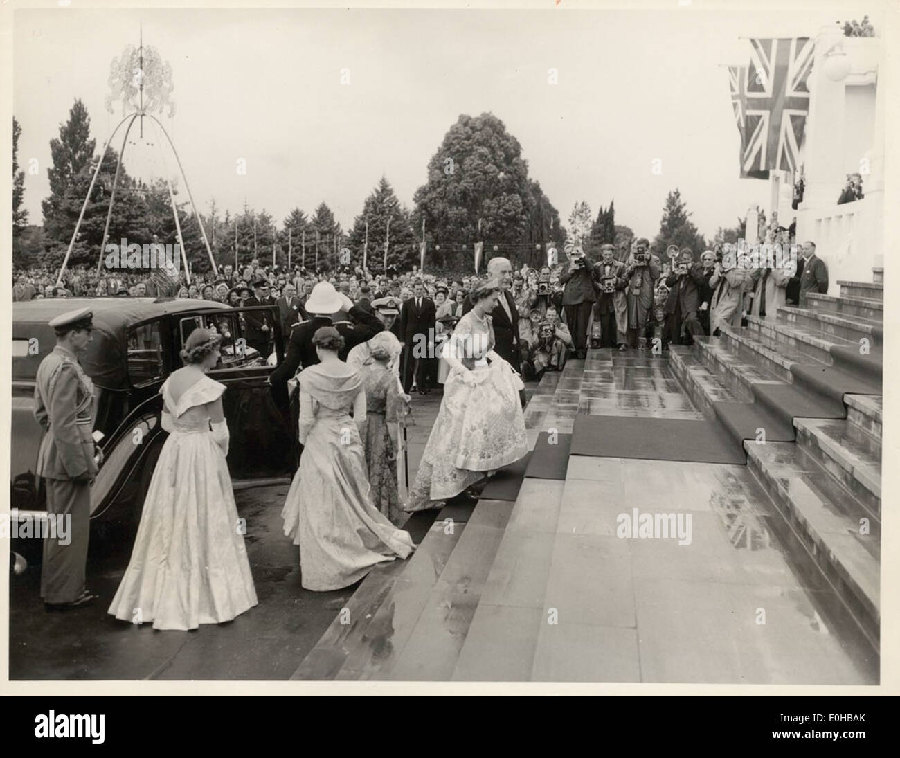 Ihre Majestät kommt im Parlamentsgebäude in Canberra an ... begleitet vom Premierminister, Mr. R.G. Menzies ... eröffnet am 15. Februar die dritte Sitzung des 20. Bundestages [1954] Stockfoto