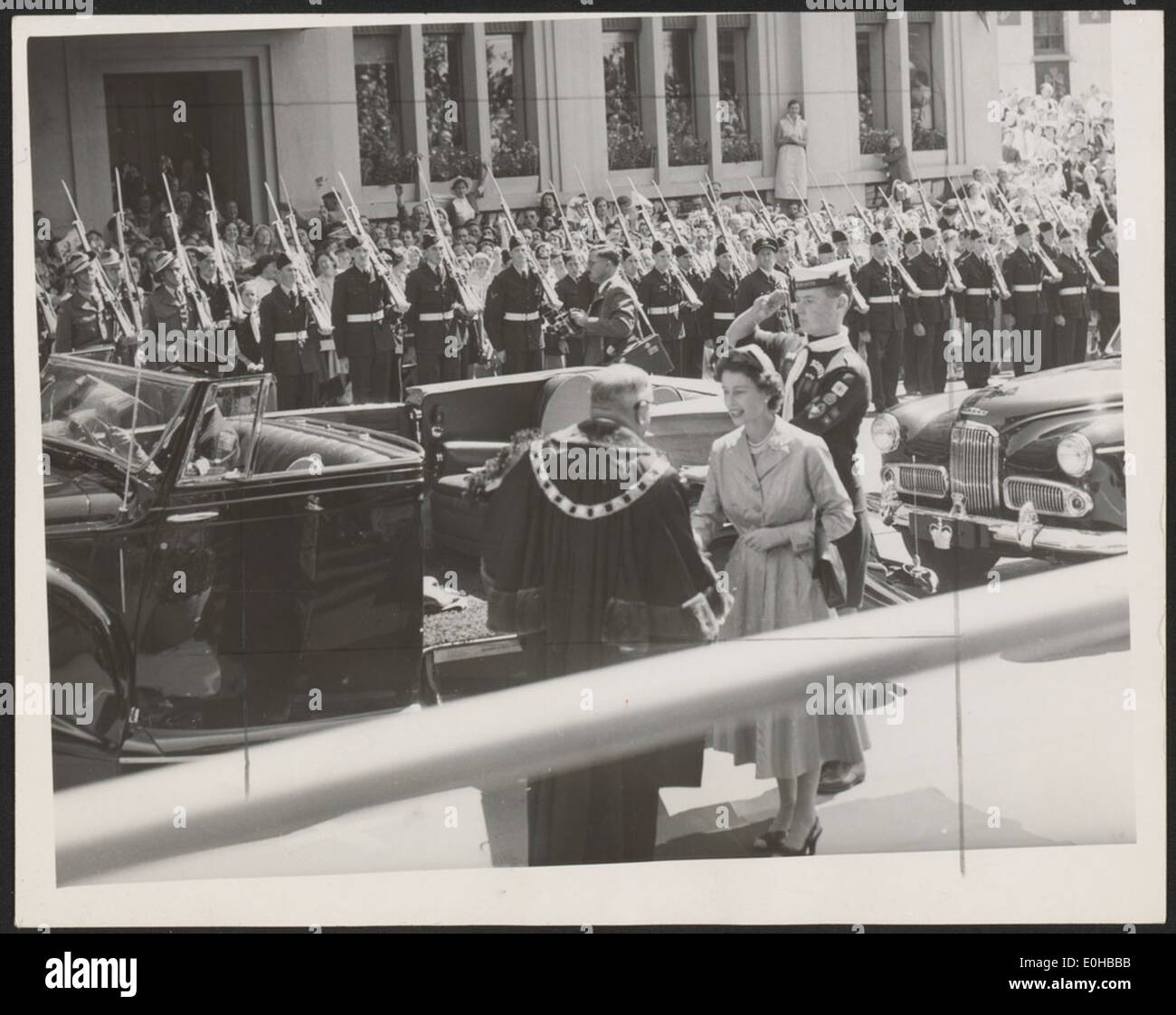 Der Oberbürgermeister von Hobart, Sir Richard Harris, empfängt die Königin, nachdem sie ihr Auto vor der Hobart Town Hall, Tasmanien, 1954 abstellt. Stockfoto