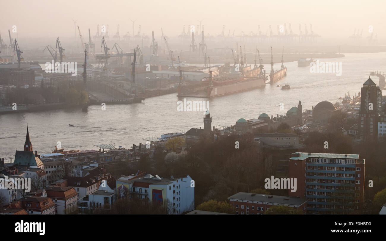 Aerial Panoramablick auf Elbe und Hafen in Hamburg, Deutschland Stockfoto
