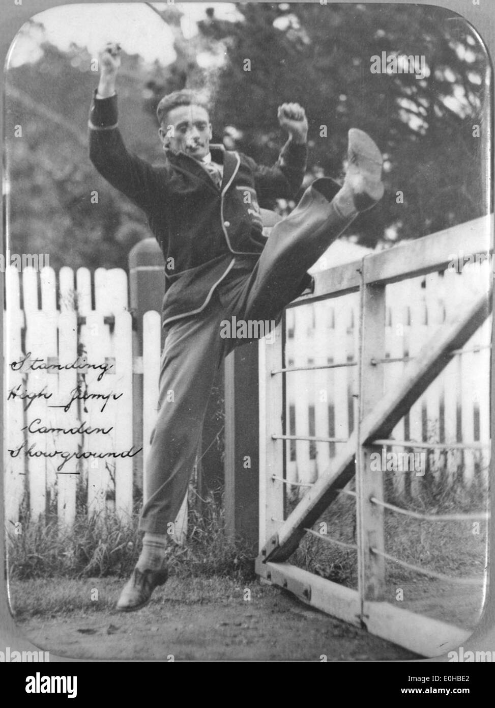 Athlet Nick Winter durchführen eine stehende Hochsprung, Camden Showground, New-South.Wales, ca. 1925. Stockfoto