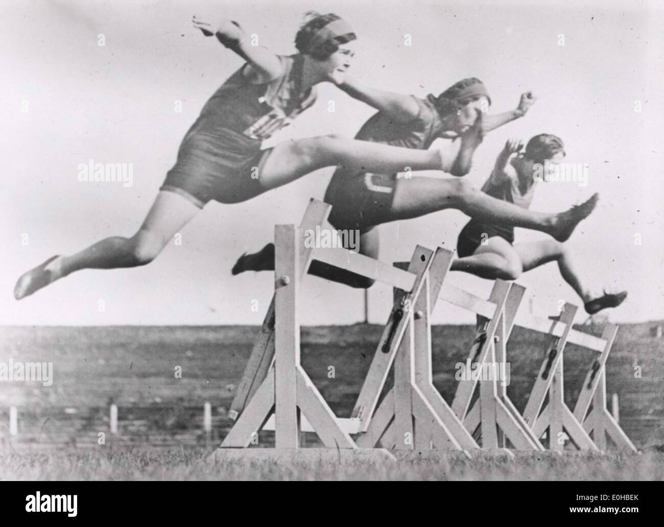 Ein historisches Bild eines Hürdenrennens für Frauen auf dem Sydney Sports Ground in New South Wales, das im März 1931 stattfand. Diese Veranstaltung war Teil der zunehmenden Teilnahme von Frauen an der Leichtathletik während des frühen 20. Jahrhunderts. Stockfoto