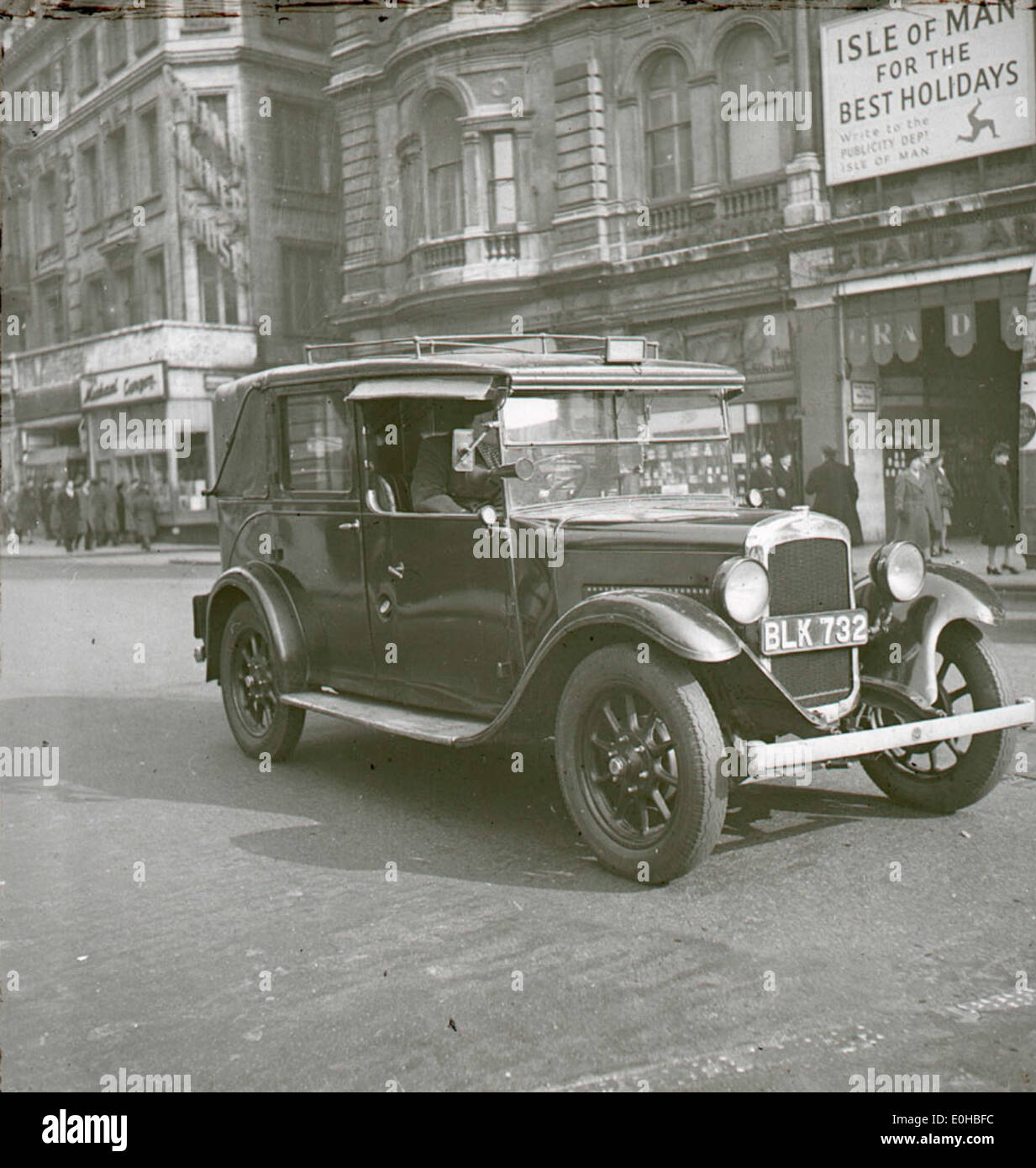 Dieses Bild zeigt ein klassisches Londoner Fahrerhaus, entworfen und gebaut von Alexander Stephen & Sons. Das Fahrerhaus repräsentiert historische britische Transportmittel im späten 19. Und frühen 20. Jahrhundert. Stockfoto