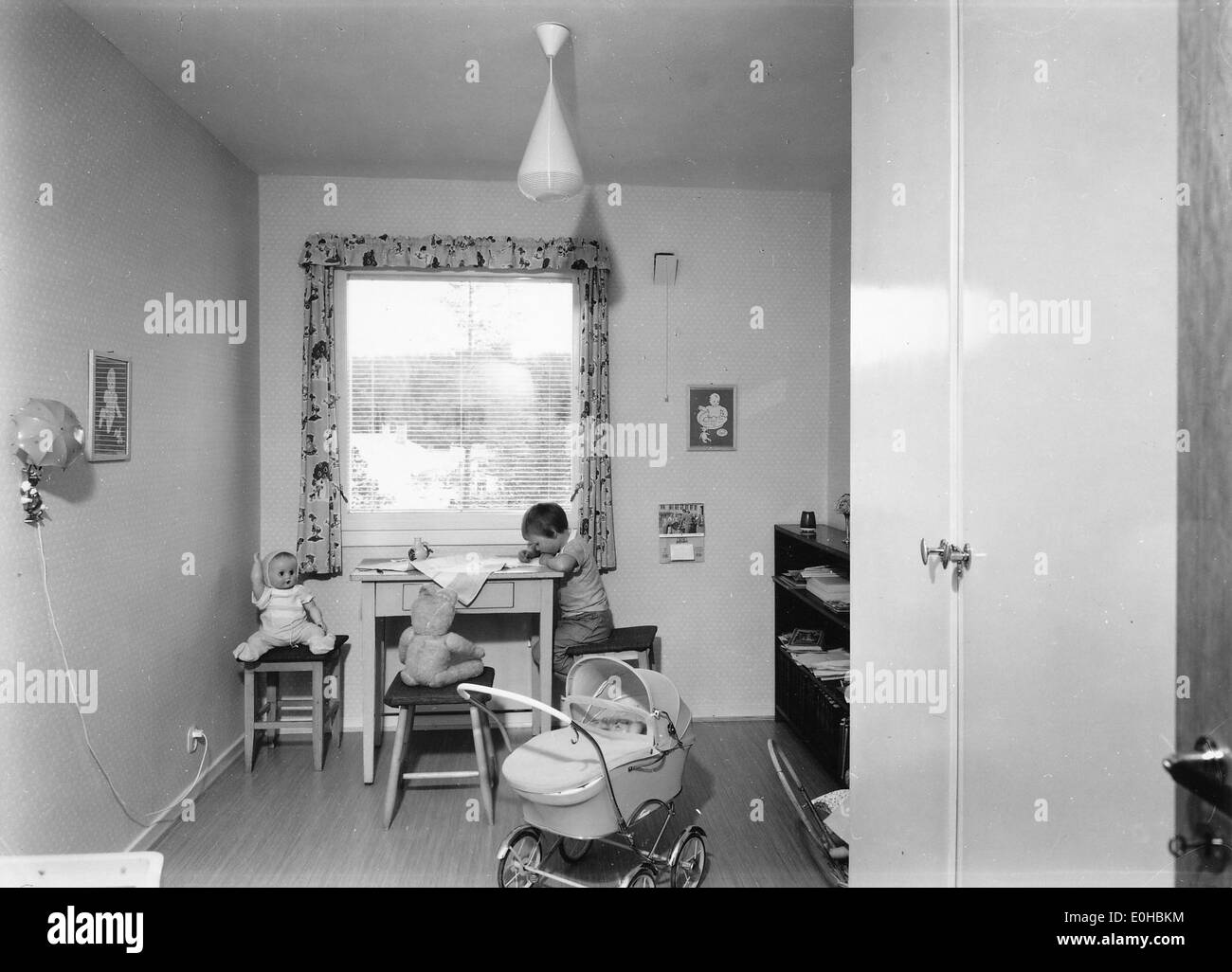Eine Fotografie aus dem Jahr 1962, die das Innere eines Kinderzimmers (barneværelse) in Oppsal, Oslo, Norwegen zeigt. Das Bild spiegelt die Lebensbedingungen und die Innenarchitektur wider, die typisch für die 1960er Jahre in norwegischen Häusern waren. Stockfoto