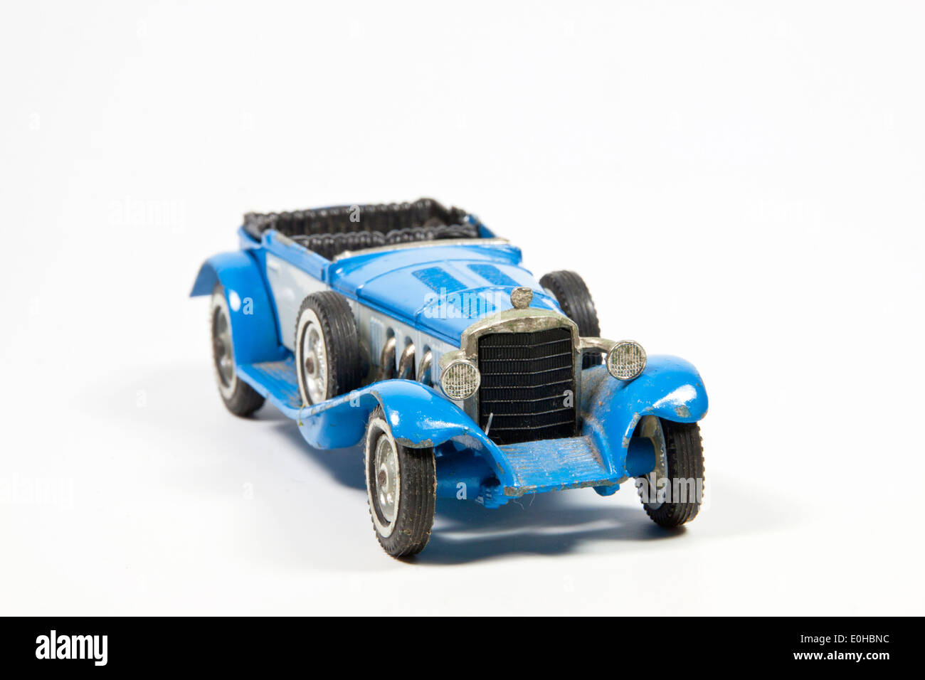 blaues Vintage-Modell Spielzeugauto auf weiß Stockfoto